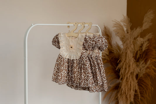 Leopardo rašto suknelė